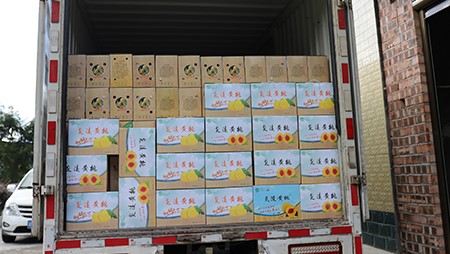 助銷黃桃社會(huì)扶貧，關(guān)愛(ài)員工送高溫福利